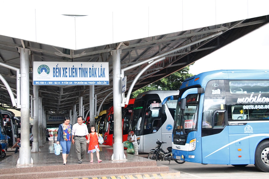 Phương tiện vận tải sẵn sàng phục vụ khách tại Bến xe Liên tỉnh Đắk Lắk.  