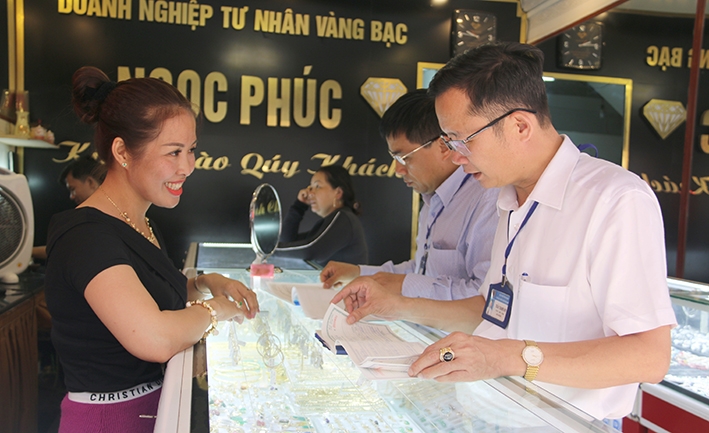 Cán bộ Chi cục Thuế huyện Krông Pắc kiểm tra hóa đơn tại một doanh nghiệp  trên địa bàn.