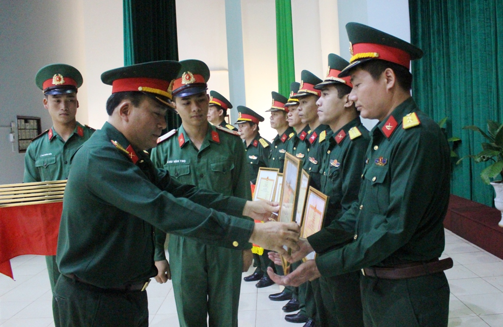 Thượng tá Trần Minh Trọng, Chính ủy Bộ CHQS tỉnh trao 