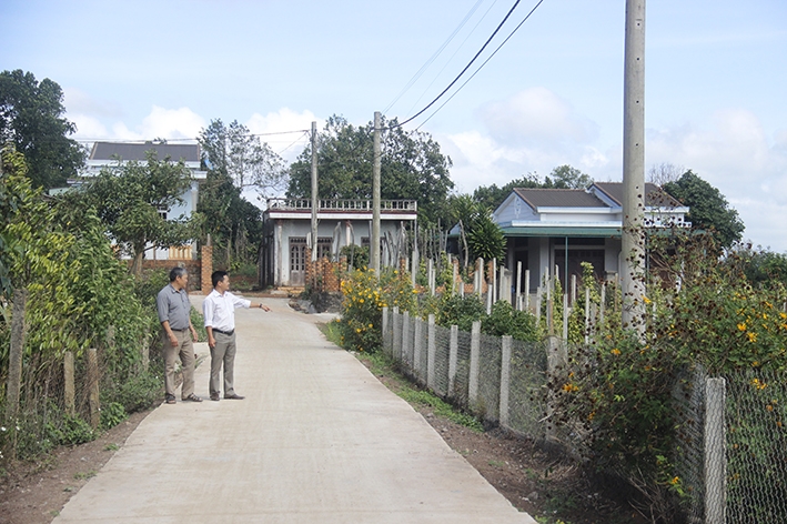 Đường vào thôn Kty 4, xã Chư Kbô được bê tông hóa có sự đóng góp kinh phí của người dân.