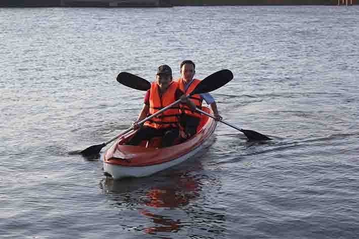 Du khách chèo thuyền Kayak tại Khu du lịch sinh thái Buôn Wing.