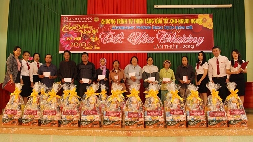Agribank Bắc Đắk Lắk tặng quà Tết cho đồng bào nghèo phường Tân Tiến (TP. Buôn Ma Thuột).
