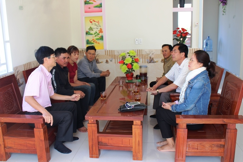 Ông Phan Quốc Bình (áo đen) trò chuyện cùng đại diện Ngân hàng Chính sách xã hội tỉnh và chính quyền địa phương trong căn nhà mới