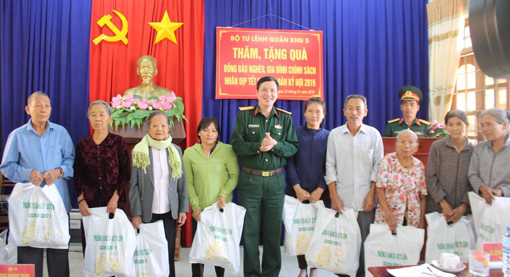 Đại tá... trao quà tặng các gia đình chính sách, gia đình có hoàn cảnh khó khăn trên địa bàn xã Cư M'lan
