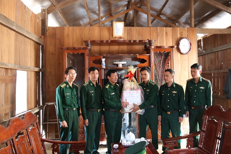 Đại diện Đoàn công tác trao quà tặng cán bộ, chiến sĩ Đội công tác địa bàn (Đồn biên phòng Cửa khẩu Đắk Ruê)