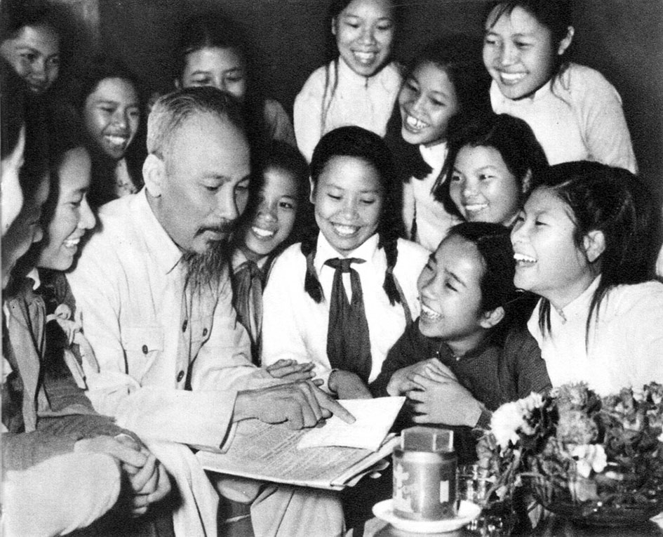 Chủ tịch Hồ Chí Minh và các cháu học sinh Trường Trung học Trưng Vương (Hà Nội).  Ảnh: Tư liệu