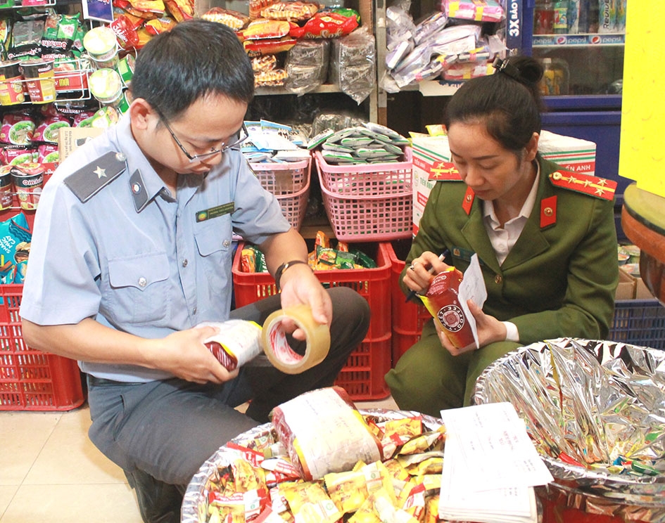 Thành viên Đoàn kiểm tra liên ngành số 2 của tỉnh lấy mẫu thực phẩm để kiểm nghiệm chất lượng tại một cơ sở kinh doanh.