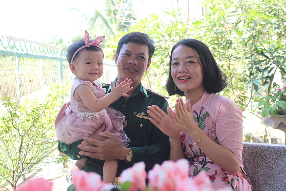 Gia đình vợ chồng  Thượng úy QNCN Lê Minh Hùng.
