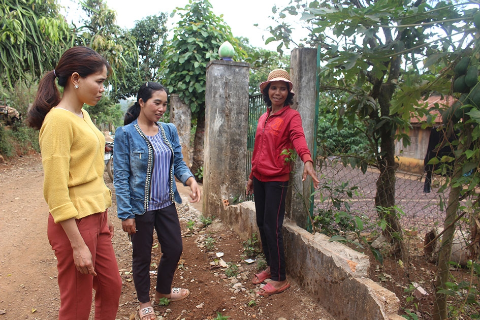Chị H'Hoan Êban (bìa phải), người dân buôn Đrai Sí, xã Ea Tar đã phá bỏ hàng rào, hiến đất làm đường  giao thông nông thôn.