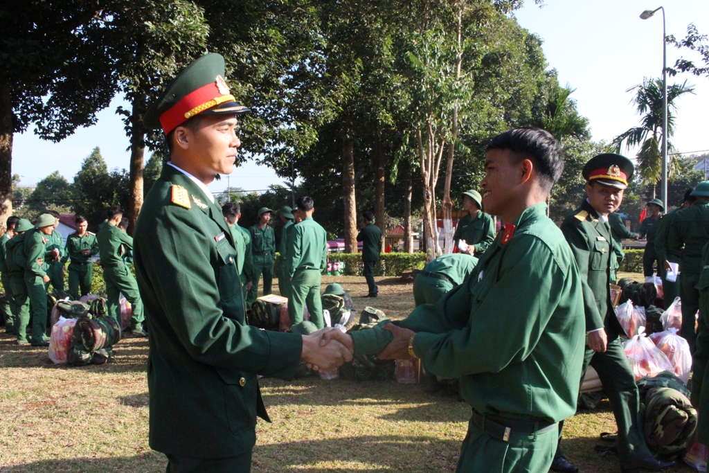 Các quân nhân lưu luyến, gửi lời cám ơn đến chỉ huy Đại đội 2 (Ban CHQS huyện Ea Súp) trong thời gian tại ngũ