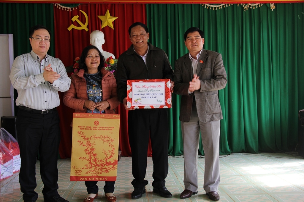 Đoàn Đại biểu Quốc hội tỉnh tặng quà cho đại diện đảng bộ, chính quyền xã Ea Drông