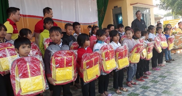  Các em học sinh nghèo nhận quà của 