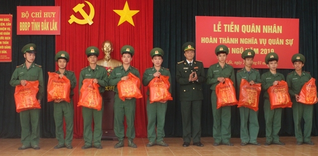 Lãnh đạo Bộ đội Biên phòng tỉnh tặng quà cho các quân nhân xuất ngũ.