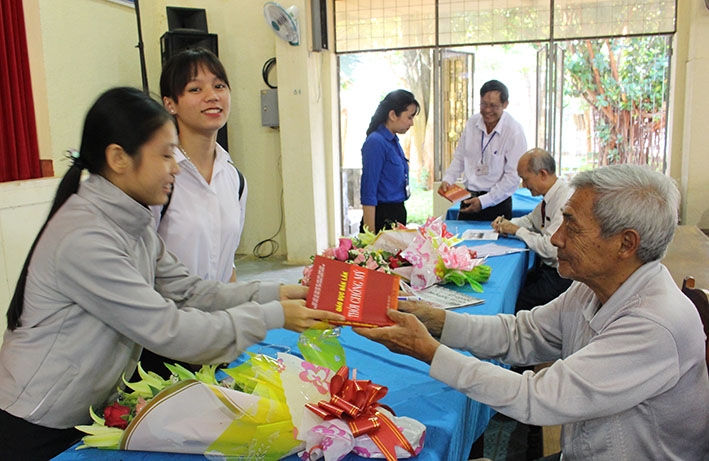 Cựu giáo chức Đắk Lắk tặng sách cho các sinh viên. 