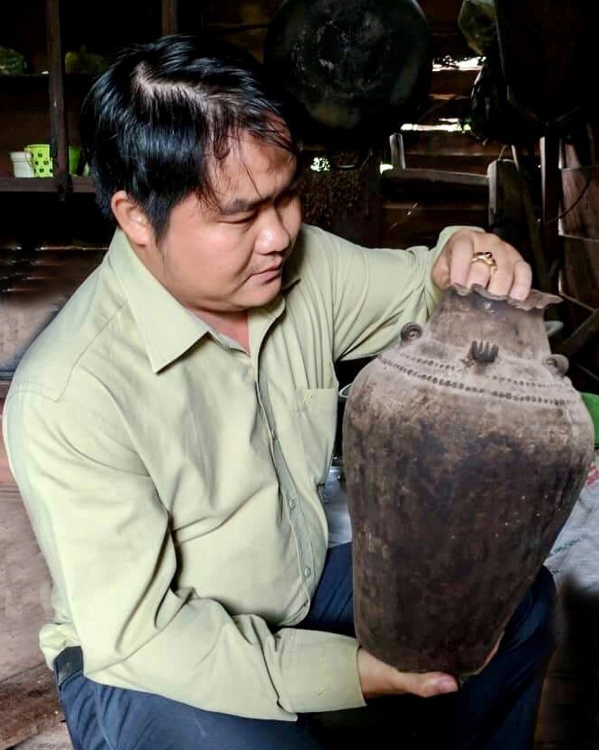 Anh Quốc Huy tìm hiểu về chiếc ché cổ  tại buôn Pưk Prông, xã Ea Ning,  huyện Cư Kuin.