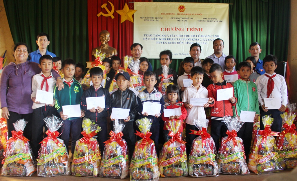 Lãnh đạo Quỹ Bảo trợ trẻ em tỉnh và chính quyền địa phương tặng quà Tết cho trẻ em buôn Knia2 