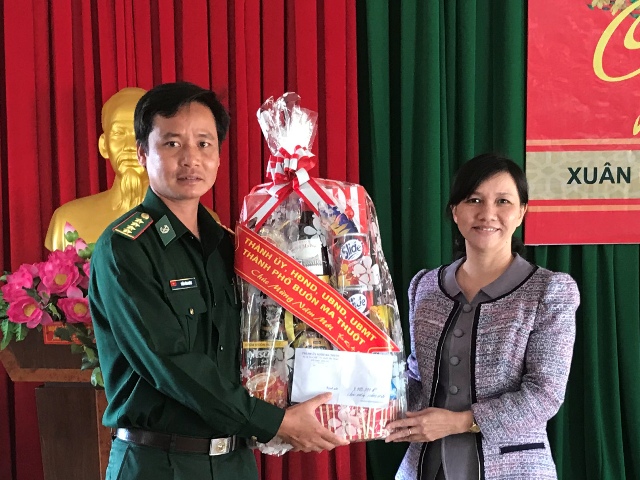 Lãnh đạo TP. Buôn Ma Thuột tặng quà Tết cho cán bộ, chiến sĩ Đồn Bo Heng.