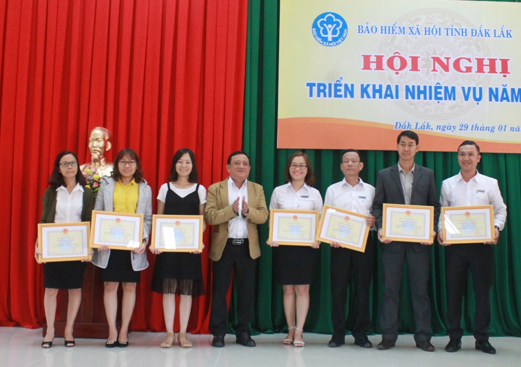 Phó Giám đốc BHXH tỉnh Phạm Hùng Sơn trao chứng nhận Chiến sĩ thi đua cấp cơ sở cho các cá nhân. 