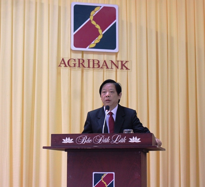 Đồng chí Phạm Xuân Cam, Phó giám đốc Agribank Bắc Đắk Lắk báo cáo hoạt động kinh doanh năm 2018 và triển khai nhiệm vụ kinh doanh năm 2019