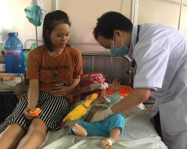 Một trẻ mắc bệnh sởi điều trị tại cơ sở y tế. 