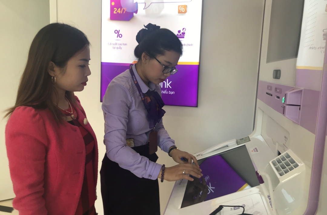 Nhân viên Ngân hàng TMCP Tiên Phong Chi nhánh Đắk Lắk hướng dẫn khách hàng sử dụng LiveBank (một trong những chức năng của LiveBank tương tự như máy ATM)