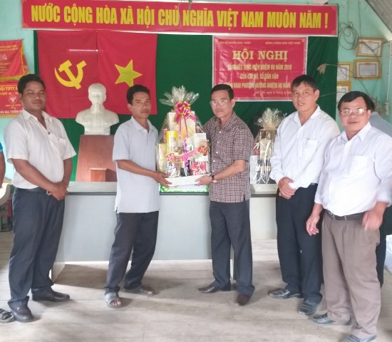 Chủ tịch UBND huyện Krông Bông Lê Văn Long tặng quà cho thân nhân Mẹ Việt Nam Anh hùng tại buôn Đắk Tuôr, xã Cư Pui.
