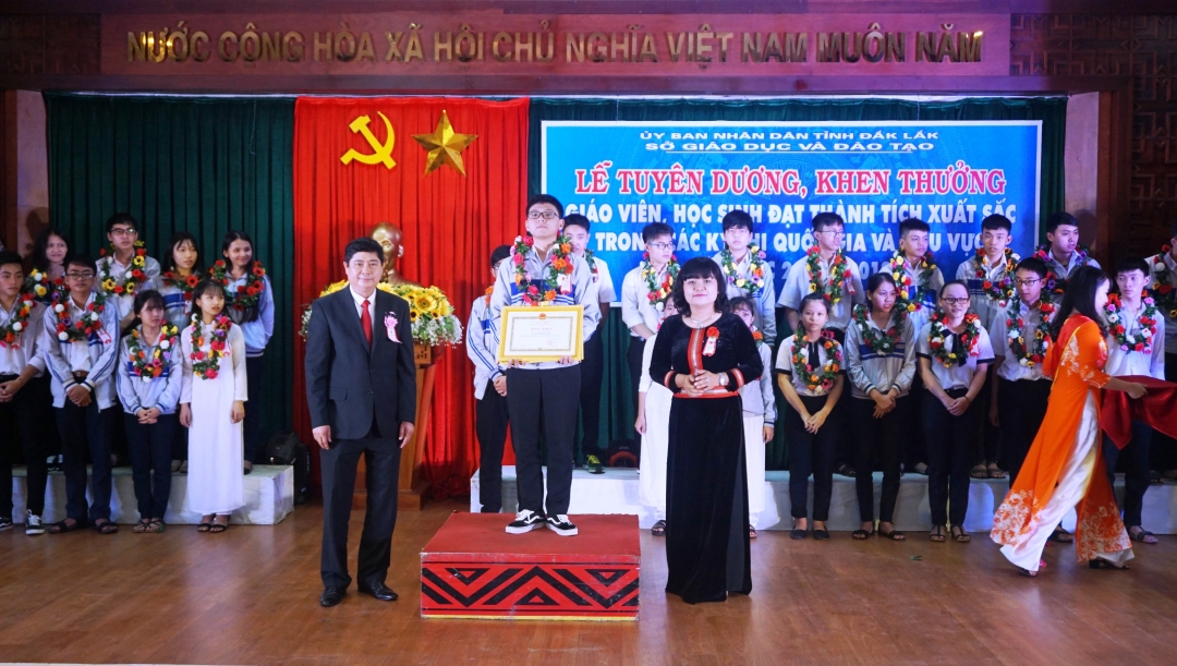 Lãnh đạo UBND tỉnh, Sở GD-ĐT trao thưởng học sinh đoạt giải quốc gia năm học 2017-2018. Ảnnh: N.Đạt