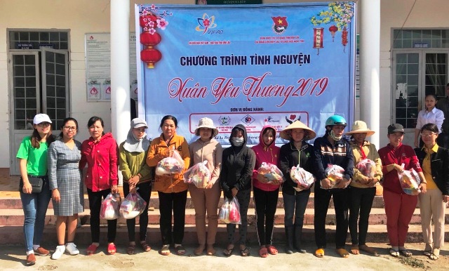 Đại diện Hội hữu nghị Việt - Nhật trao quà Tết tặng hộ nghèo. 
