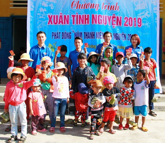 Ban tổ chức tặng phong bì lì xì năm mới cho các em thiếu nhi tại buôn H’Ngô A.
