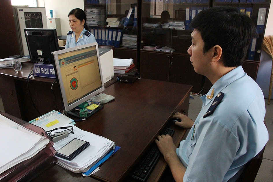 Cán bộ Bộ phận một cửa Cục Hải quan Đắk Lắk xử lý hồ sơ trên hệ thống của ngành.  