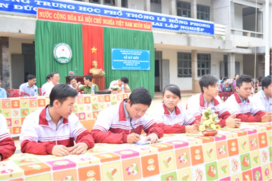 Học sinh Trường THPT Lê Hồng Phong (huyện Krông Pắc) ký cam kết không vi phạm Luật Giao thông đường bộ. 
