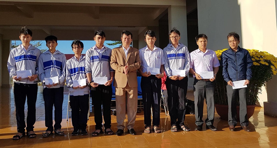 Lãnh đạo Trường THPT Chuyên Nguyễn Du khen thưởng Đội tuyển tham dự Kỳ thi chọn học sinh giỏi quốc gia môn Tin học.