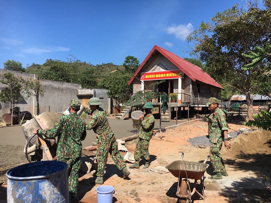 Cán bộ, chiến sĩ các đơn vị tham gia bê tông hóa sân Nhà văn hóa cộng đồng buôn Yang Reh.