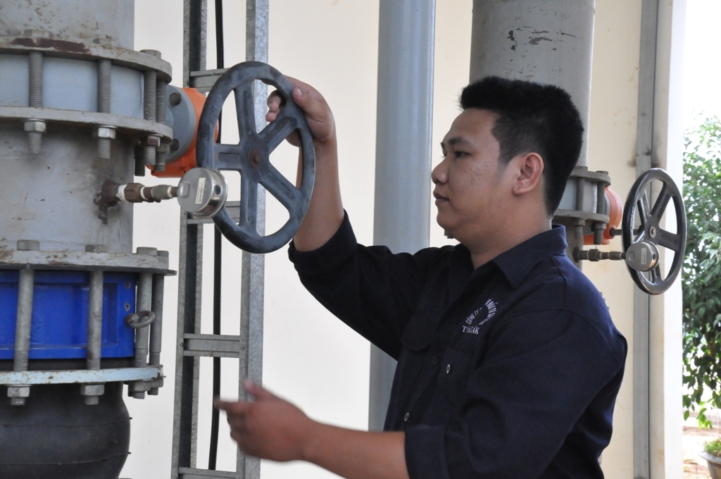  Công nhân Công ty TNHH Một thành viên Cấp nước và Đầu tư xây dựng Đắk Lắk vận hành thiết bị cấp nước tại nhà máy