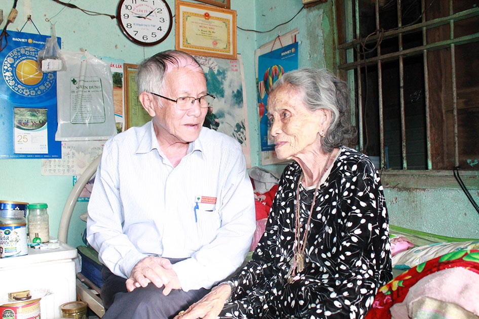 Cán bộ Hội Người cao tuổi phường Tự An thăm hỏi người già cô đơn không nơi nương tựa.