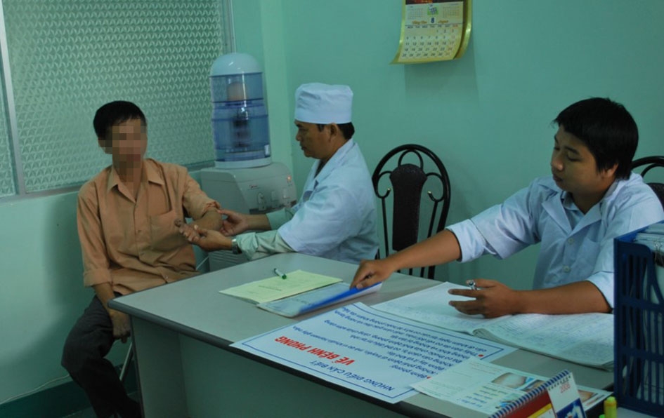 Bệnh nhân mắc bệnh phong được khám và chữa trị tại Trung tâm Da liễu tỉnh.