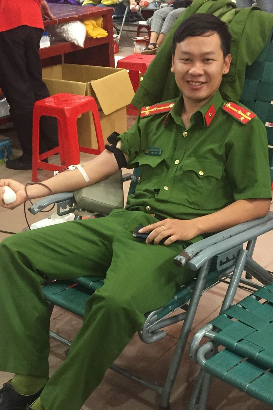 Anh Nguyễn Trọng Hiếu trong một lần tham gia hiến máu tình nguyện.  