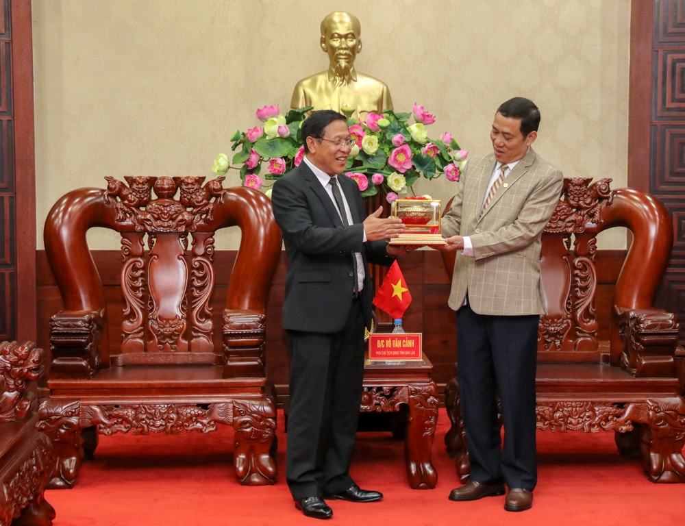 Tổng Lãnh sự Viengxay Phommachanh trao quà tặng UBND tỉnh