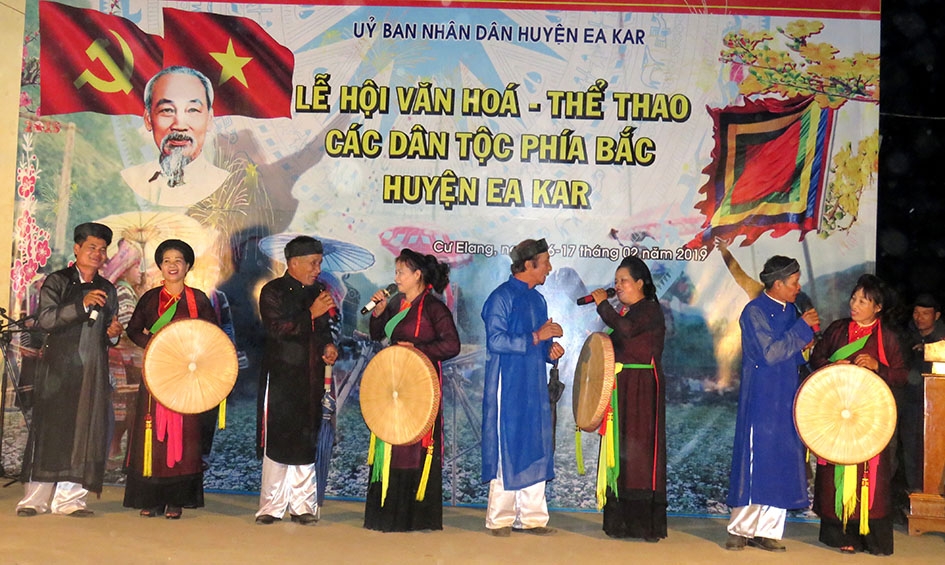 Tiết mục hát giao duyên quan họ Bắc Ninh do đơn vị xã Ea Ô biểu diễn tại lễ hội. 