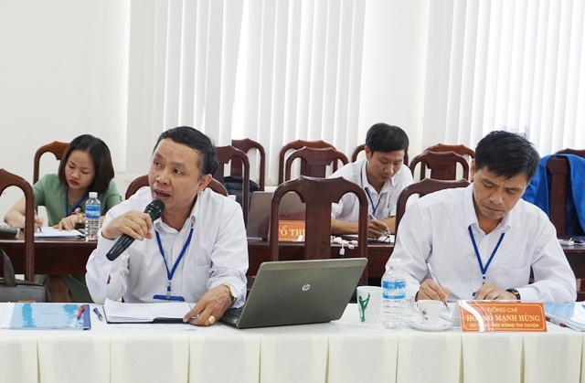 Hiệu trưởng Trường Chính trị tỉnh, Ủy viên Hội Đồng thi tuyển Lê Đình Hoan đặt câu hỏi chất vấn cho thí sinh. 