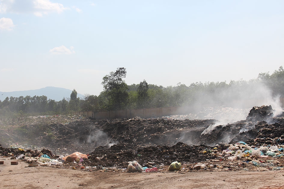 Khói nghi ngút từ bãi rác ở thôn 5 (xã Cư Kty) ảnh hưởng đến đời sống sinh hoạt của người dân. 