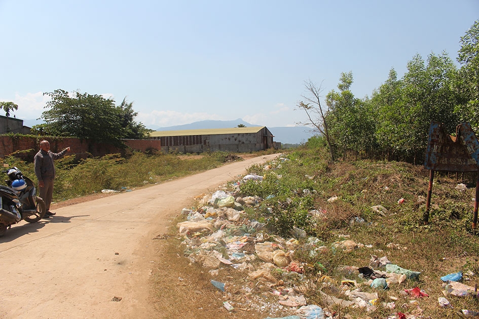 Rác thải vương vãi cách cổng bãi rác thôn 5 (xã Cư Kty, huyện Krông Bông) gần 500 m. 
