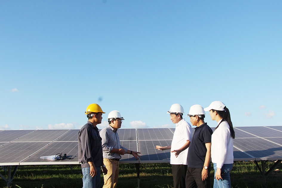 Chủ tịch UBND tỉnh Phạm Ngọc Nghị và Phó Chủ tịch Thường trực UBND tỉnh Nguyễn Hải Ninh thăm Nhà máy điện mặt trời Sêrêpôk 1 tại huyện Buôn Đôn. 