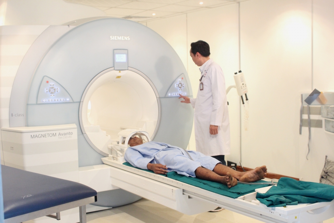 Khoa cận lâm sàng của bệnh viện được tăng cường nhiều trang thiết bị hiện đại (Trong ảnh: Một bệnh nhân được chụp cộng hưởng từ - MRI để chẩn đoán tình trạng bệnh). Ảnh: K.Oanh