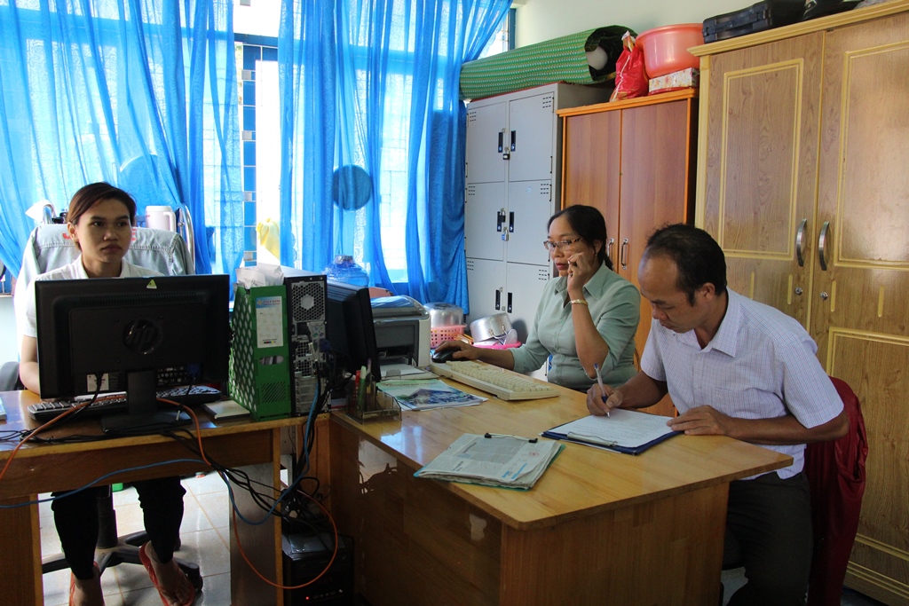 Cán bộ Sở Thông tin và Truyền thông kiểm tra việc sử dụng iDesk trên địa bàn huyện Krông Pắc
