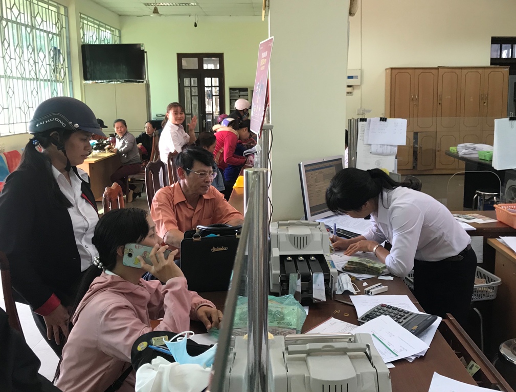 Khách hàng giao dịch tại Ngân hàng NN-PTNT Chi nhánh huyện Krông Ana