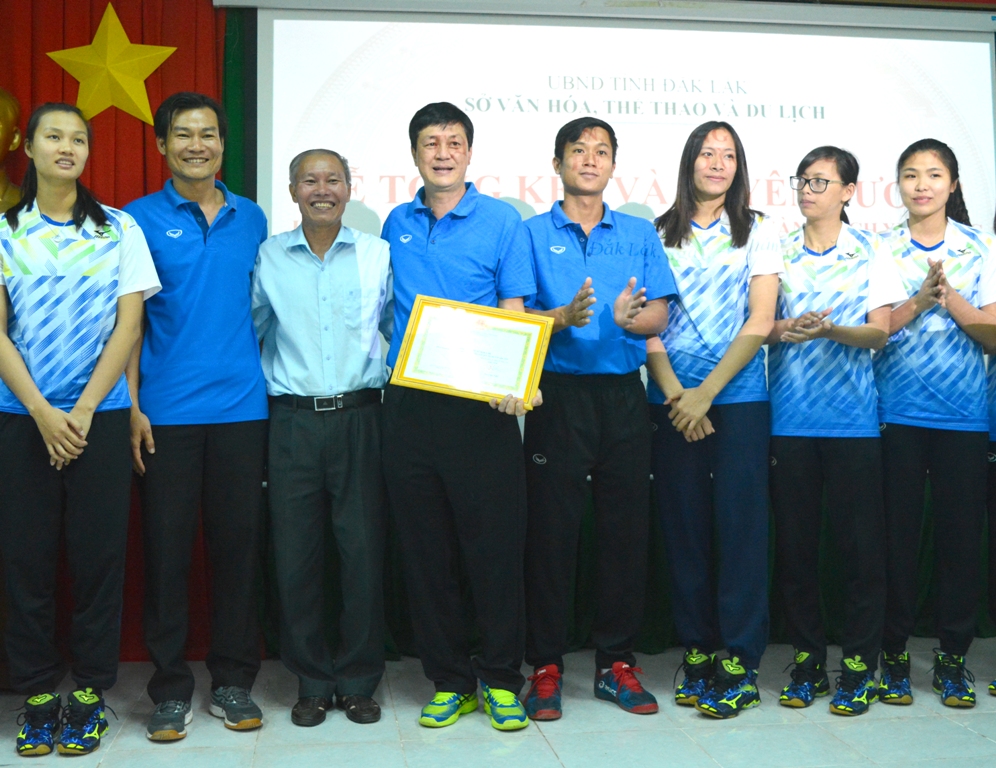 Tập thể đội tuyển bóng chuyền nữ Đắk Lắk nhân Bằng khen của UBND tỉnh.