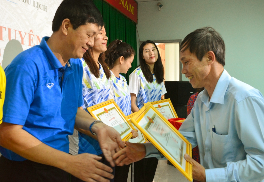 Đồng chí Đinh Xuân Toàn, Phó Tổng Biên tập Báo Đắk Lắk trao Bằng khen của UBND tỉnh cho các cá nhân.