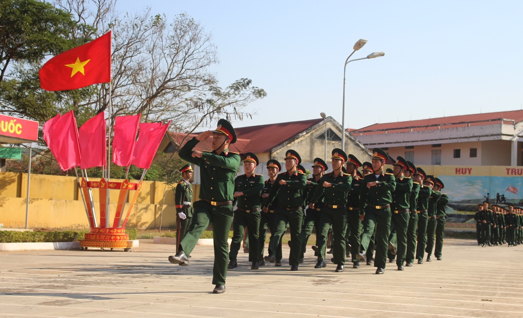Cán bộ, chiến sĩ Bộ CHQS tỉnh tham gia duyệt đội ngũ