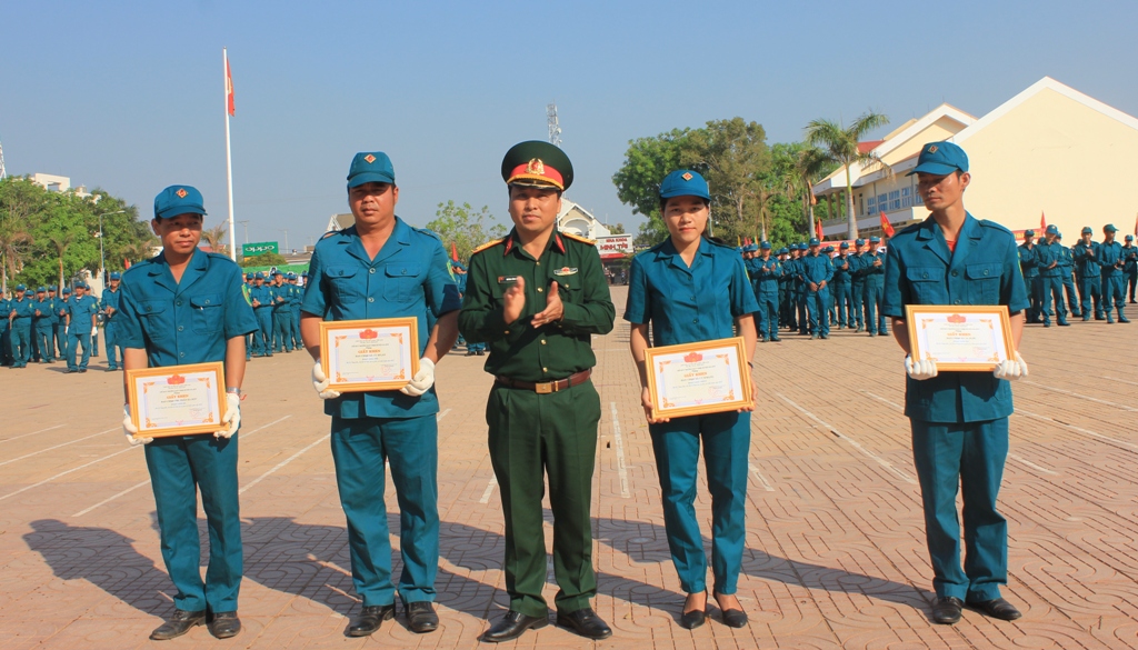 Lãnh đạo Ban CHQS huyện Ea Súp trao Giấy khen tặng các đơn vị 